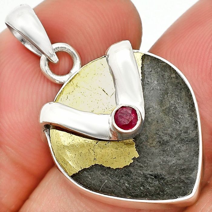 Apache Gold Healer's Gold and Ruby Pendant SDP150838 P-1735, 18x20 mm