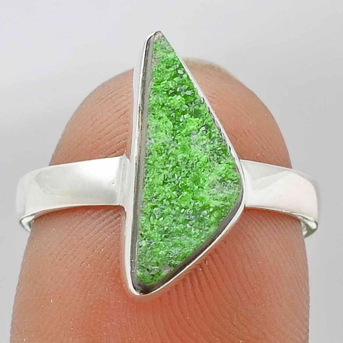 Natural Uvarovite Green Garnet Ring size-7 SDR105749 R-1001, 7x16 mm