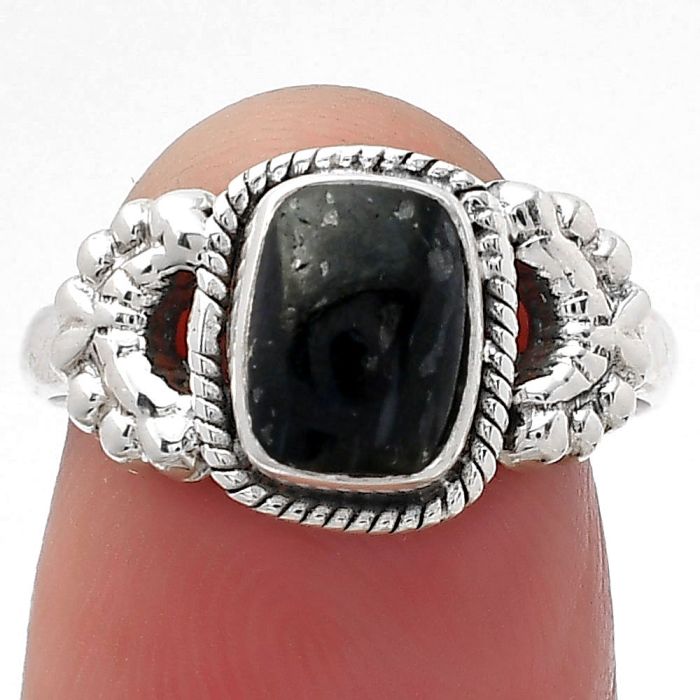 Natural Nuummite Ring size-7 SDR157999 R-1403, 6x8 mm