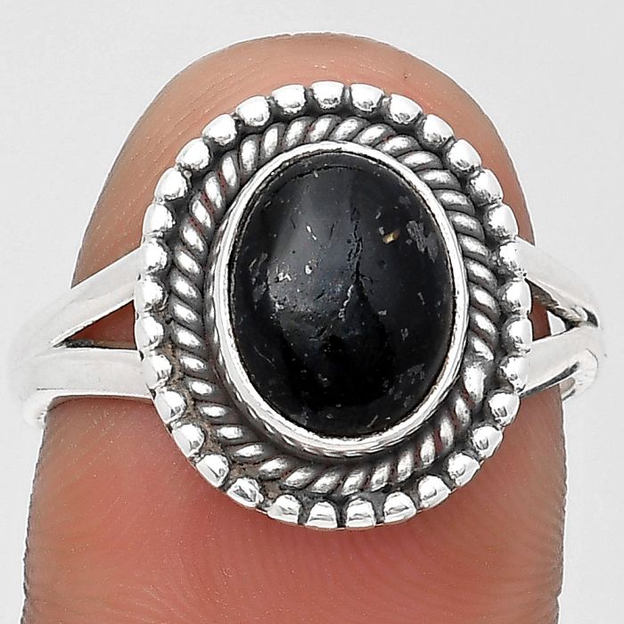 Natural Nuummite Ring size-8.5 SDR196721 R-1447, 8x10 mm