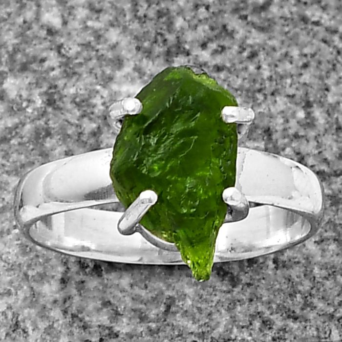 Chrome Diopside Rough Ring size-6 SDR209283 R-1052, 8x13 mm