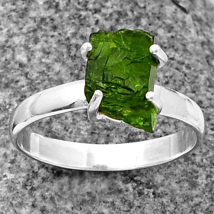 Chrome Diopside Rough Ring size-8.5 SDR209308 R-1052, 8x10 mm