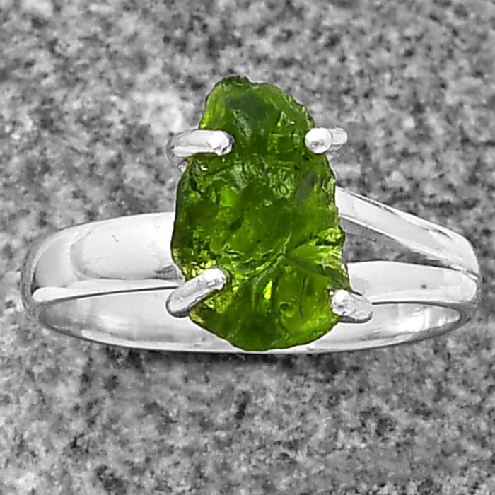 Chrome Diopside Rough Ring size-6 SDR209310 R-1052, 7x11 mm