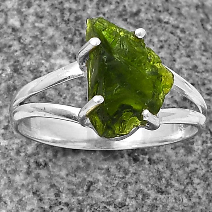 Chrome Diopside Rough Ring size-8.5 SDR209312 R-1052, 8x12 mm