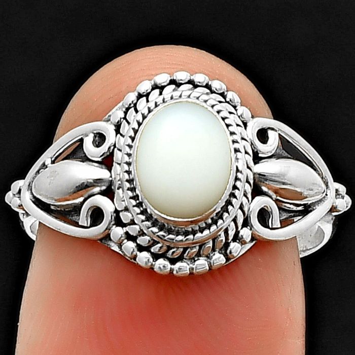 White Opal Ring Size-7 SDR210117 R-1300, 6x8 mm