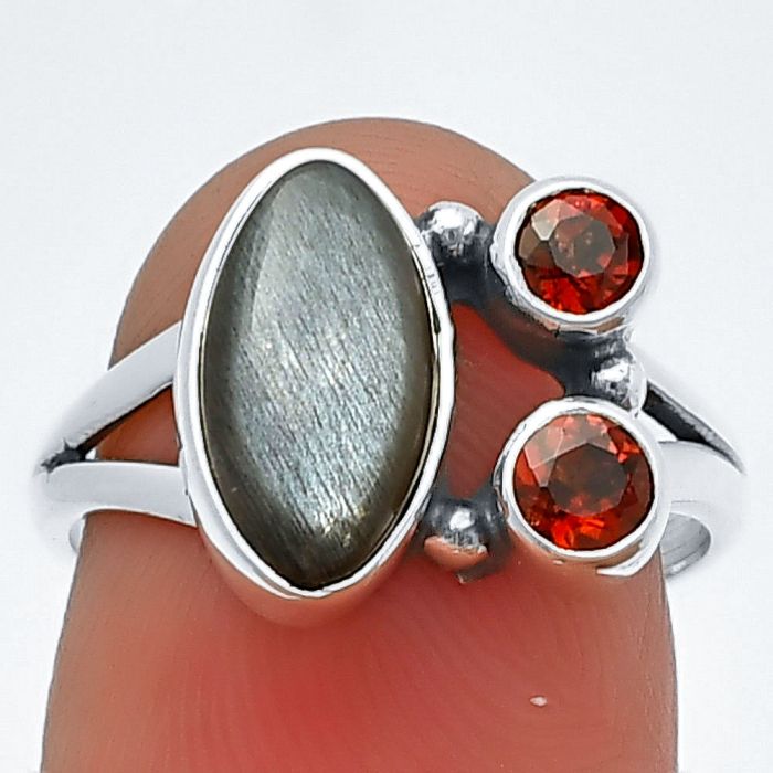 Gray Moonstone and Garnet Ring Size-7 SDR210400 R-1228, 7x11 mm