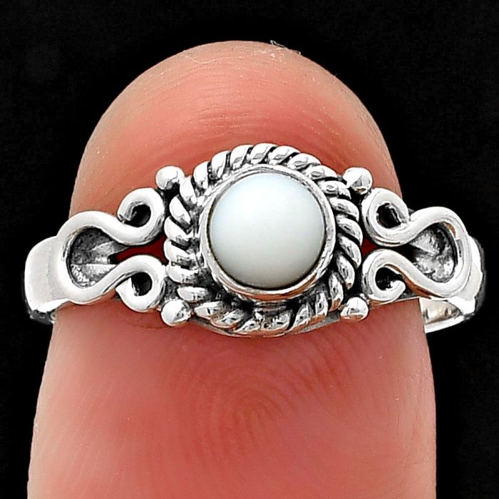 White Opal Ring Size-7 SDR212201 R-1345, 5x5 mm