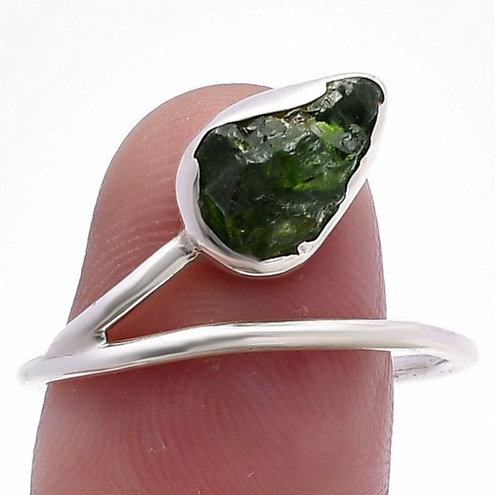 Chrome Diopside Rough Ring size-10 SDR220803 R-1179, 7x11 mm